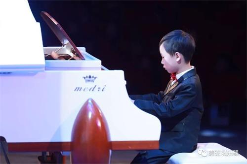 美德瑞钢琴:学琴,我可不可以先学弹那些好听的曲子? 美德瑞钢琴:学琴,我可不可以先学弹那些好听的曲子?
